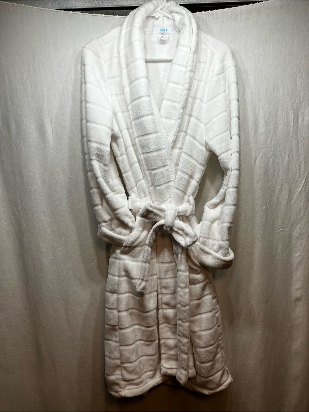 Bliss Plush White Shawl-Collar Robe LG/XL